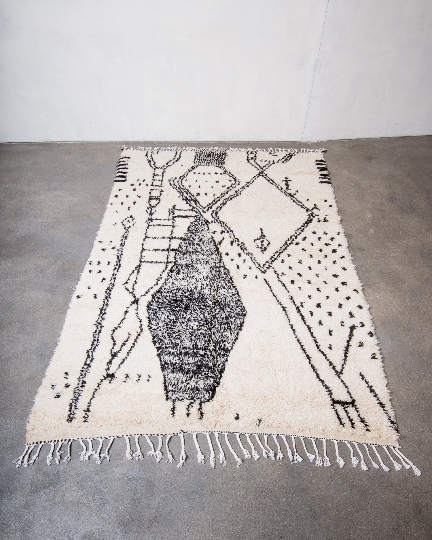 Modern designer handcrafted Berber rug from Morocco. Azilal rug with beautiful colours and patterns. Made of sheep’s wool and colourful cotton.